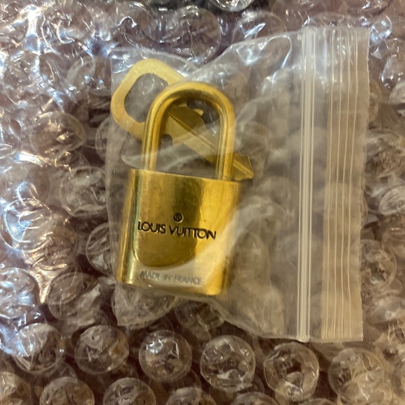 Louis Vuitton Authentic Lock & Key # 309 - Picture 2 of 3
